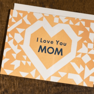 A card that says i love you mom