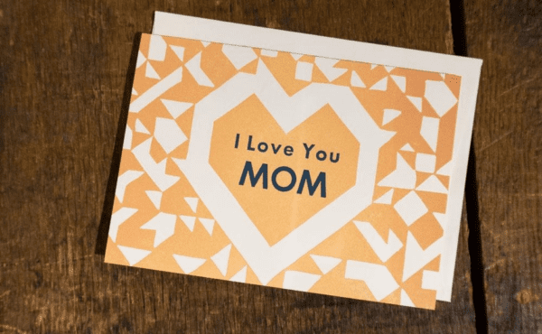 A card that says i love you mom