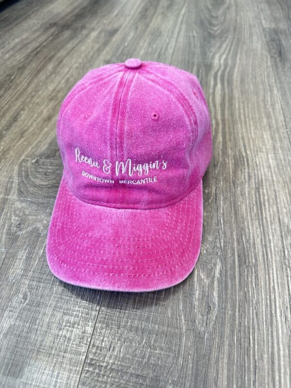 Pink baseball cap with logo "Reenie & Miggin's"