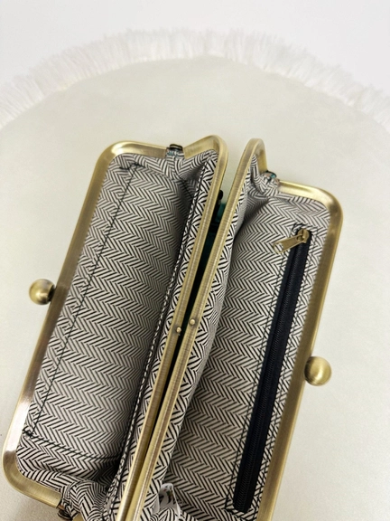 Kiss Lock Clutch Bag - Image 3